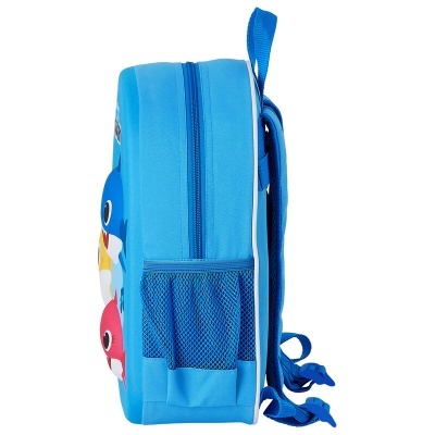 mochila azul com padrão de peixes coloridos e bolso lateral em malha azul