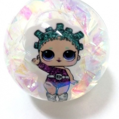Bola transparente com figura de boneca colorida no centro