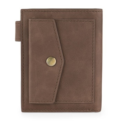 Carteira castanha com botão metálico dourado na aba frontal