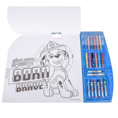 Estojo aberto com lápis de cera e desenho para colorir de cão bombeiro com texto BORN BRAVE