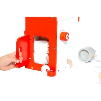 Máquina de café de brinquedo em madeira vermelho e branco com porta aberta.