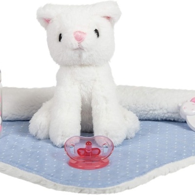 Conjunto de produtos para bebé incluindo biberão, chupeta, peluche, chocalho e manta azul.