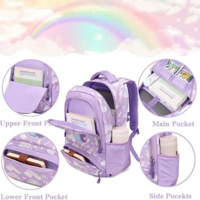 Mochila roxa com bolsos e padrão de nuvens em fundo colorido com arco-íris