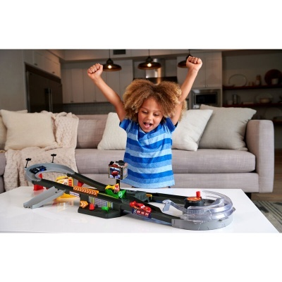 Pista Taça Piston Cars Disney Pixar