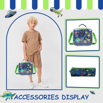 Mochila e estojo de dinossauros com criança loira a segurar mochila