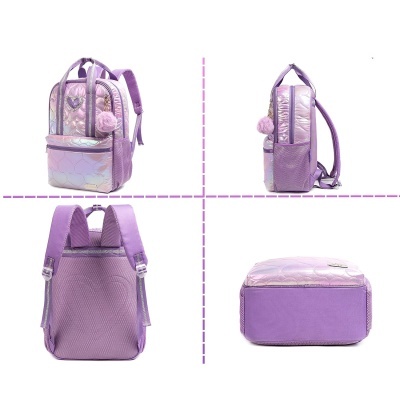 Mochila infantil roxa e lilás com textura metálica e pompom