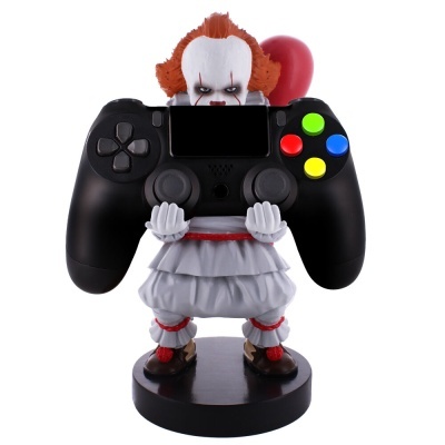 Figura do Palhaço Pennywise a segurar um comando de videojogos preto com botões coloridos