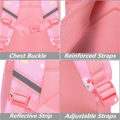 Detalhes da mochila rosa com correias acolchoadas e fivela no peito