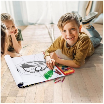 Crianças a colorir num livro de desenho no chão de madeira