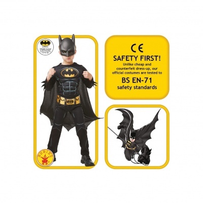 Fato infantil de Batman preto e amarelo com texto de segurança em fundo amarelo
