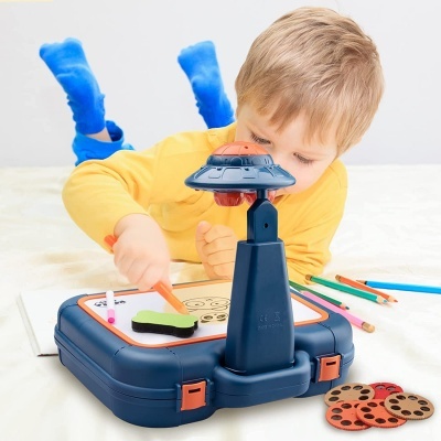 Criança a brincar com brinquedo de desenho e peças circulares em tapete claro