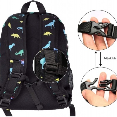 Mochila preta com padrão de dinossauros coloridos e alças ajustáveis com fechos de plástico