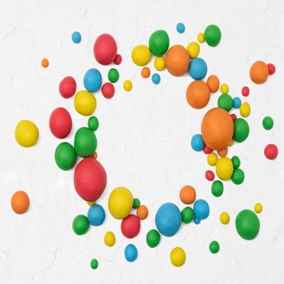 Bolas coloridas variadas num padrão circular sobre fundo branco