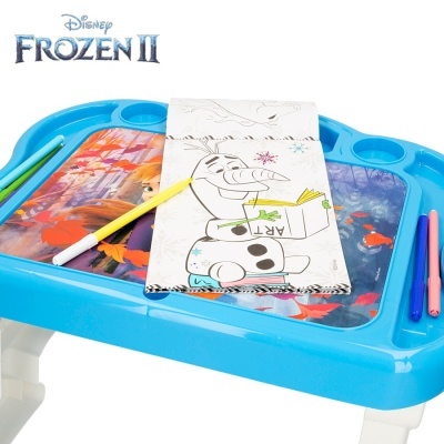 Mesa infantil azul com desenho Frozen II e livro para colorir Olaf