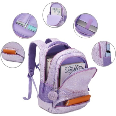 Mochila roxa com vários compartimentos e detalhes em padrão de letras