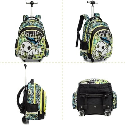 Mochila de rodinhas em padrão azul e verde com bola de futebol e palavra BOMBER