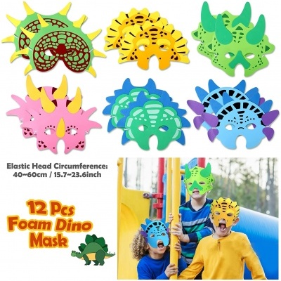 Máscaras de dinossauro em espuma coloridas e crianças a usá-las num parque