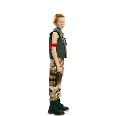 Menino com roupa camuflada e colete cinza em fundo branco