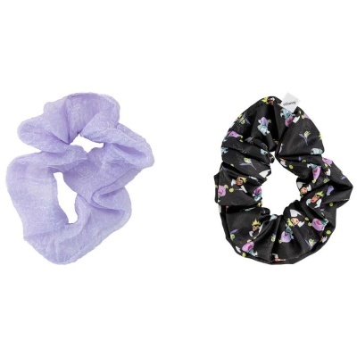 Dois scrunchies para cabelo, um lilás e outro preto com flores.