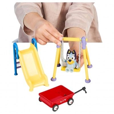 Brinquedos infantis com escorrega amarelo, baloiço e carroça vermelha