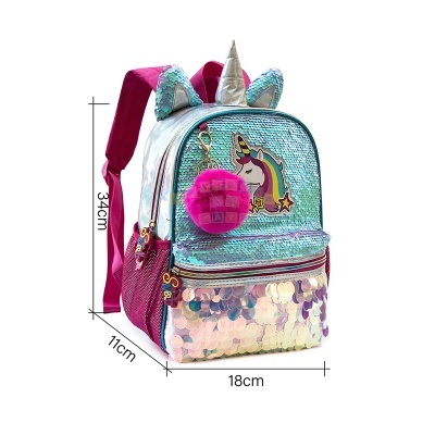 Mochila infantil unicórnio prateada e rosa com lantejoulas e alças rosa.
