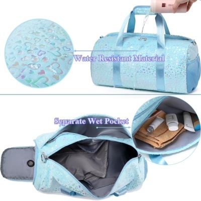 Mala desportiva azul clara com padrão de corações e bolso para itens húmidos.