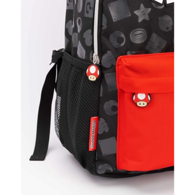 Mochila preta com padrões cinzentos e bolso vermelho com puxadores de cogumelo Super Mario
