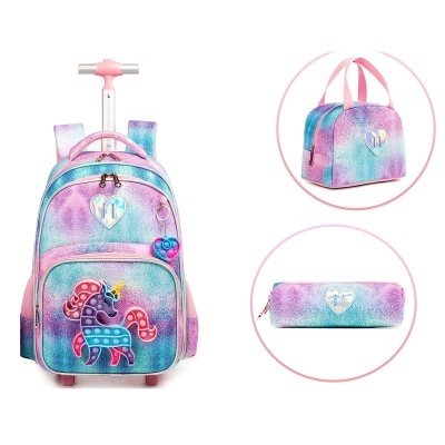 Mochila com carrinho e estojo com padrão tie-dye colorido e desenho de unicórnio.