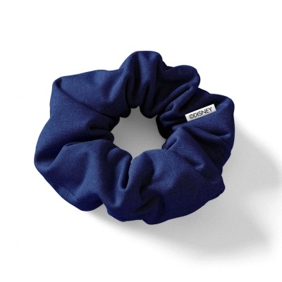 Scrunchie azul escuro com etiqueta ©DISNEY