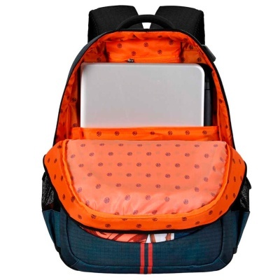 Mochila azul escuro aberta com interior laranja e portátil prateado