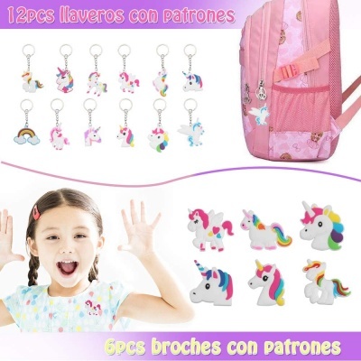 Porta-chaves de unicórnio e arco-íris, mochila rosa e menina com camisola colorida