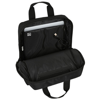 Mochila preta aberta com laptop cinza claro dentro e cabo USB preto.