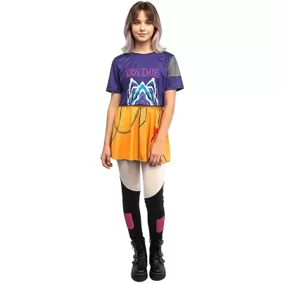 Menina com vestido colorido e botas pretas