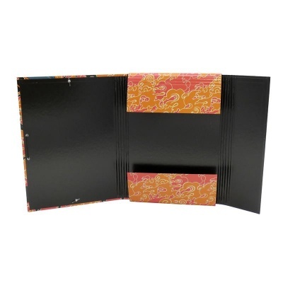 Pasta para documentos preta com bolsos laterais decorados em padrão colorido