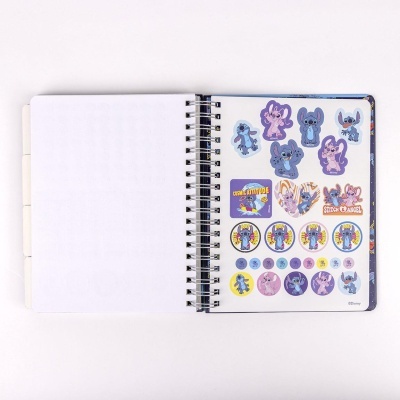 Caderno espiral aberto com autocolantes de personagens Stitch da Disney