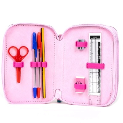 Estojo escolar rosa com papelaria organizada