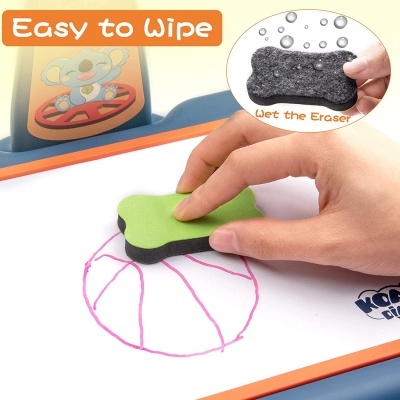 Tabuleiro de desenho para crianças com apagador verde e preto e texto 'Easy to Wipe'