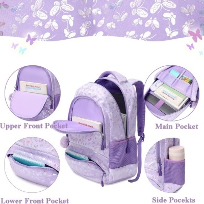 Mochila lilás com padrão de borboletas e vários bolsos visíveis