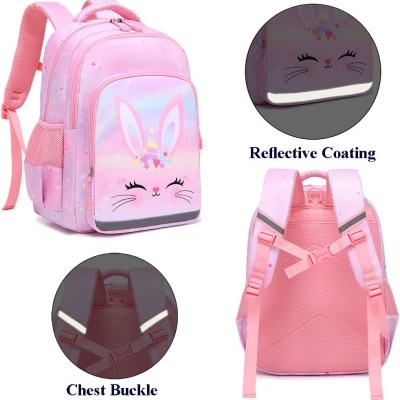 Mochila rosa com estampa de coelho e detalhes refletivos