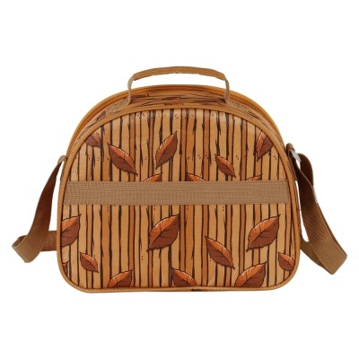 Bolsa castanha com padrão de folhas e riscas verticais