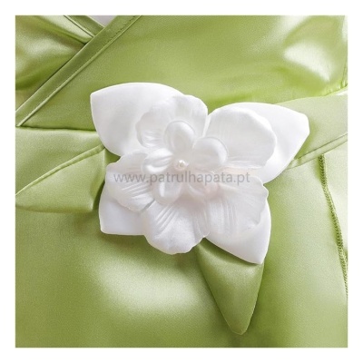Flor decorativa branca em tecido sobre tecido verde claro acetinado