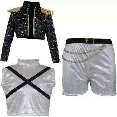 Conjunto de roupa brilhante com casaco preto, cropped prateado e calções prateados com cinto