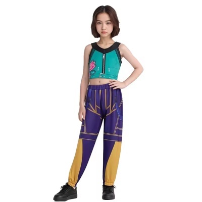 Menina com roupa colorida e sapatos pretos em fundo branco