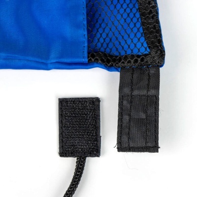 tecido azul com rede preta e tiras de velcro contra fundo branco