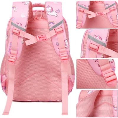 Mochila cor-de-rosa com estampa de unicórnios e arco-íris vista de costas com detalhes das alças e acolchoamento