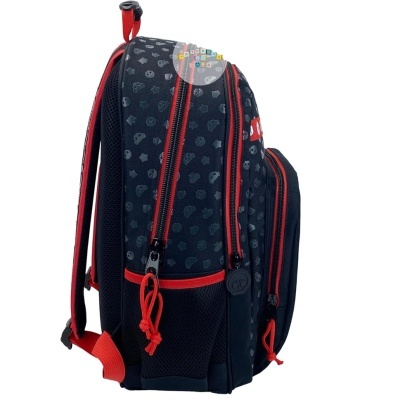 Mochila preta com padrão de ícones e detalhes vermelhos vista de lado