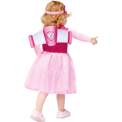 Criança com fantasia rosa e branca com asas e saia de tule