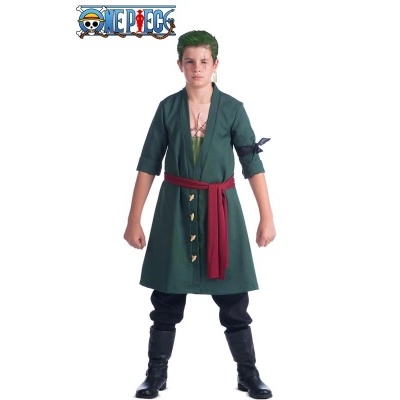 Criança com fantasia de cosplay do Zoro de One Piece com túnica verde, cinto vermelho, calças e botas pretas
