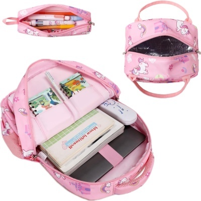 Mochila cor-de-rosa com padrão de unicórnios, mostrando compartimentos abertos com itens escolares dentro