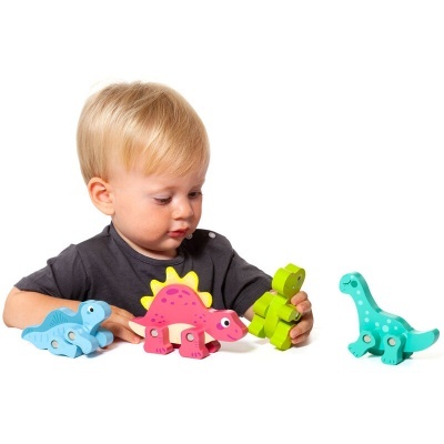 Conjunto de dinossauros de madeira